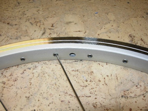 Im oberen Loch, links vom Ventil geht es los