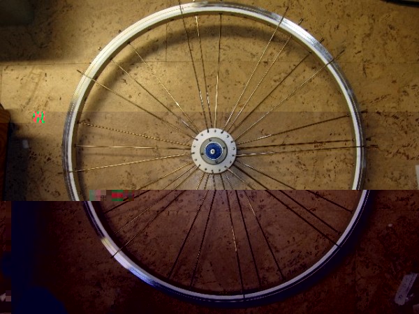 Umdrehen, aufpassen das die Speichen umklappen und nicht herausfallen... Das sieht dann so aus: