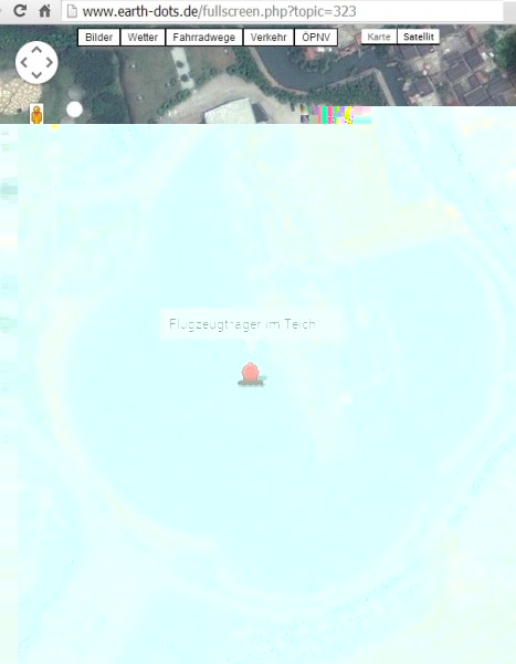 Das U-Boot liegt rechts neben dem Flugzeugträger.