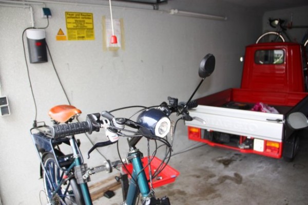 2ee1fea4.l.jpg (50.44 KiB) 2715 mal betrachtet Oberes Copitt von Vorne, wo noch der Bremshebel der alten Magura Lousise zu sehe ist.<br />Der Shimano Deore XT Daumenschalthebel wurde ebenfalls gegen eine 7fach Drehgriffschaltung ausgetauscht.<br />Der Vorteil gegen der alten Konstruktion ist, dass ich jetzt immer am Gas bleiben kann, ohne die Hand vom Gasgriff nehmen zu müssen oder nicht dauernd die Hand verrenken muss beim Schalten wenn ich am Gas bin.