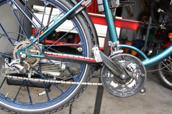 9bcd4325.l.jpg (80.22 KiB) 2692 mal betrachtet Auch die Shimano Alivio dreifach Kurbel f (123 mm Tretlagerachse) wurde jetzt gegen eine silberne Shimano Deore dreifach Kurbel (115 mm Tretlagerachse) ausgetauscht, damit die Kettenlinienführung besser passt.<br />Ich habe dafür eine Thun Pressinnenlager von Brucker Radlservive (von mir auch gehässiger weise Presswurstinnenlager genannt) mit einer 127 mm Tretlagerachse verwendet.<br />Kettenblatt Abstufung 48/36/24.<br />Hinten habe ich ein Shimano Schraubkranz mit 14 bis 34 Zähne verwendet und ein XTR Inverse (negative Schaltwerk ) Schaltwerk für besseres und weicheres Schalten verbaut.<br />Der Umwerfer ist ein Shimano Umwerfer für Anlöttsockel den ich mit einer einfachen Schlauchrohrschelle aus den Baumark kombiniert habe.<br />Hier zu braucht man aber noch einen Anlöttsockel für Rennräder der eigentlich geschraubt wird.<br />Diesen habe ich aber an die Schlauchrohrschelle durch einen Schweißer in meiner Arbeit anfertigen lassen, eben so wie den Seilzuggegenhalter.