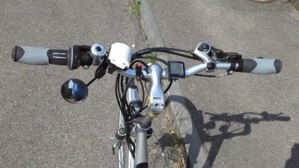 Ich habe eine gerade Lenkstange da ich damit besser fahre. Neben der Klingel ein kleines Horn mit über 80 Dezibel. Bin sehr zufrieden mit der 18 Gang Schimano Schaltung.
