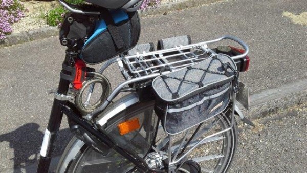 Ich habe extra keine grossen Satteltaschen ist dezenter. Für Regenschutz, Ersatzwerkzeuge, Zündmodul, Ersatzkerze ect. In den aderen kleinen Taschen habe ich Reservebenzin und eine Trinkflasche.