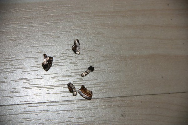 Das sind die Reste der Distanzscheibe des KW lagers und ein kleines Teil davon ist zwischen den oberen Überströnkanal und dem Kolben hängen geblieden was dann zum Motorstop geführt hat.