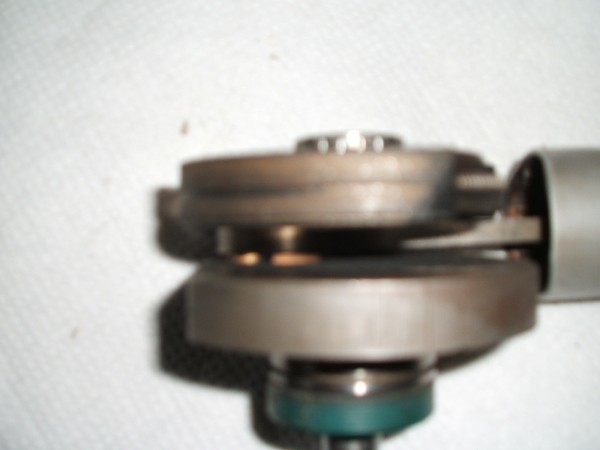 Umlaufende Riefe ca. 1 mm breit und ca. 1,2 mm hoch, fast mittig