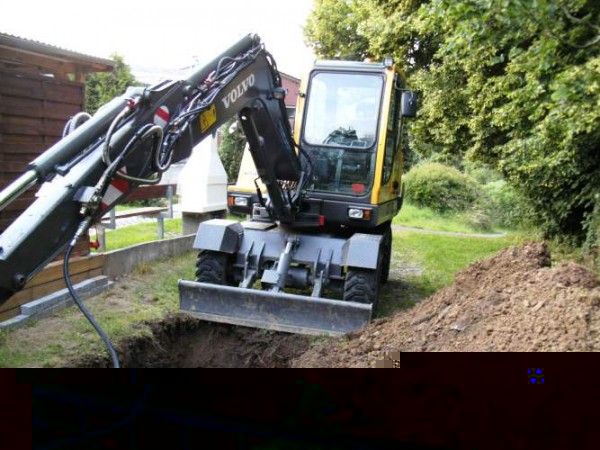 Bagger vor dem Loch
